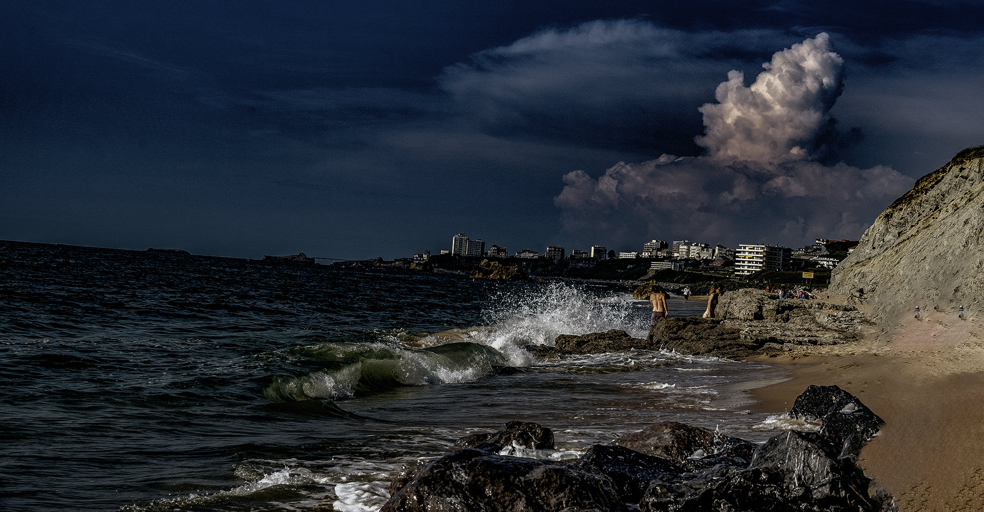 Blick vom Strand in Bidart auf den Rocher du Vierge in Biarritz mit Atlantik und Steilufer