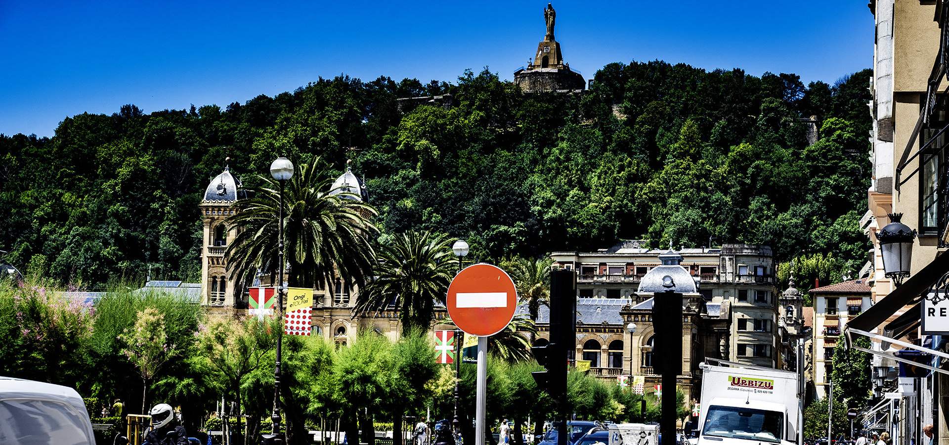 Strasse, Gebäude, Hügel, Monument | © Bert Schwarz 2023