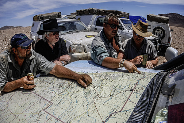Eine Karte auf die Motorhaube foliert ersetzt in Namibia das best Navi.
